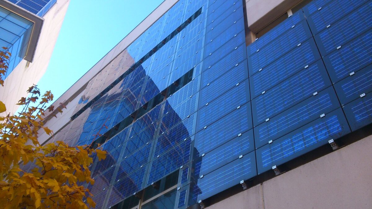 Osobliwe ogniwa słoneczne na budynkach. W Korei Południowej wiedzą, jak montować je prawidłowo