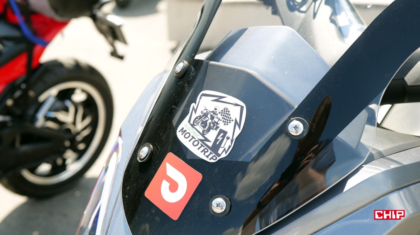 Motocykl elektryczny z naklejką Electric Mototrip