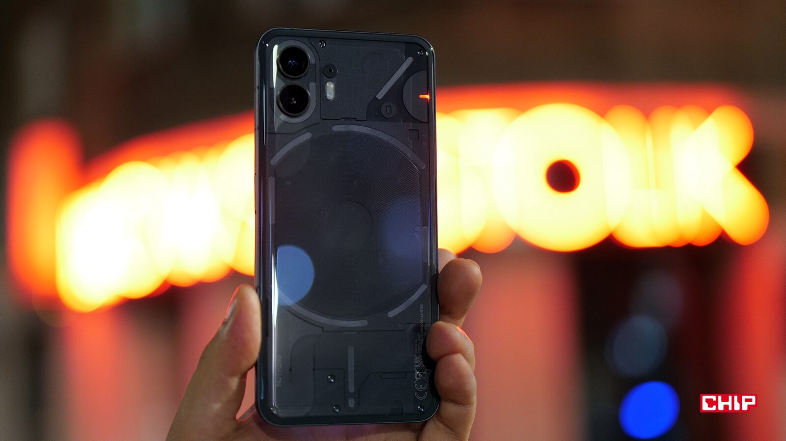 Nothing Phone (2) z tyłu