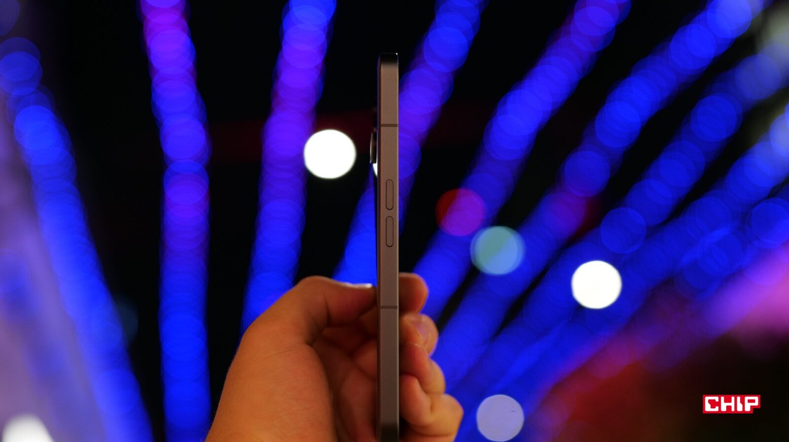 Prawy bok Nothing Phone (2)