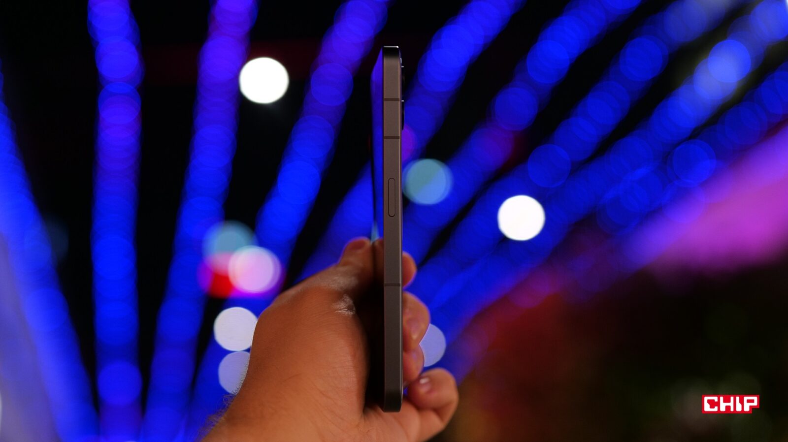 Lewa strona Nothing Phone (2) z przyciskiem