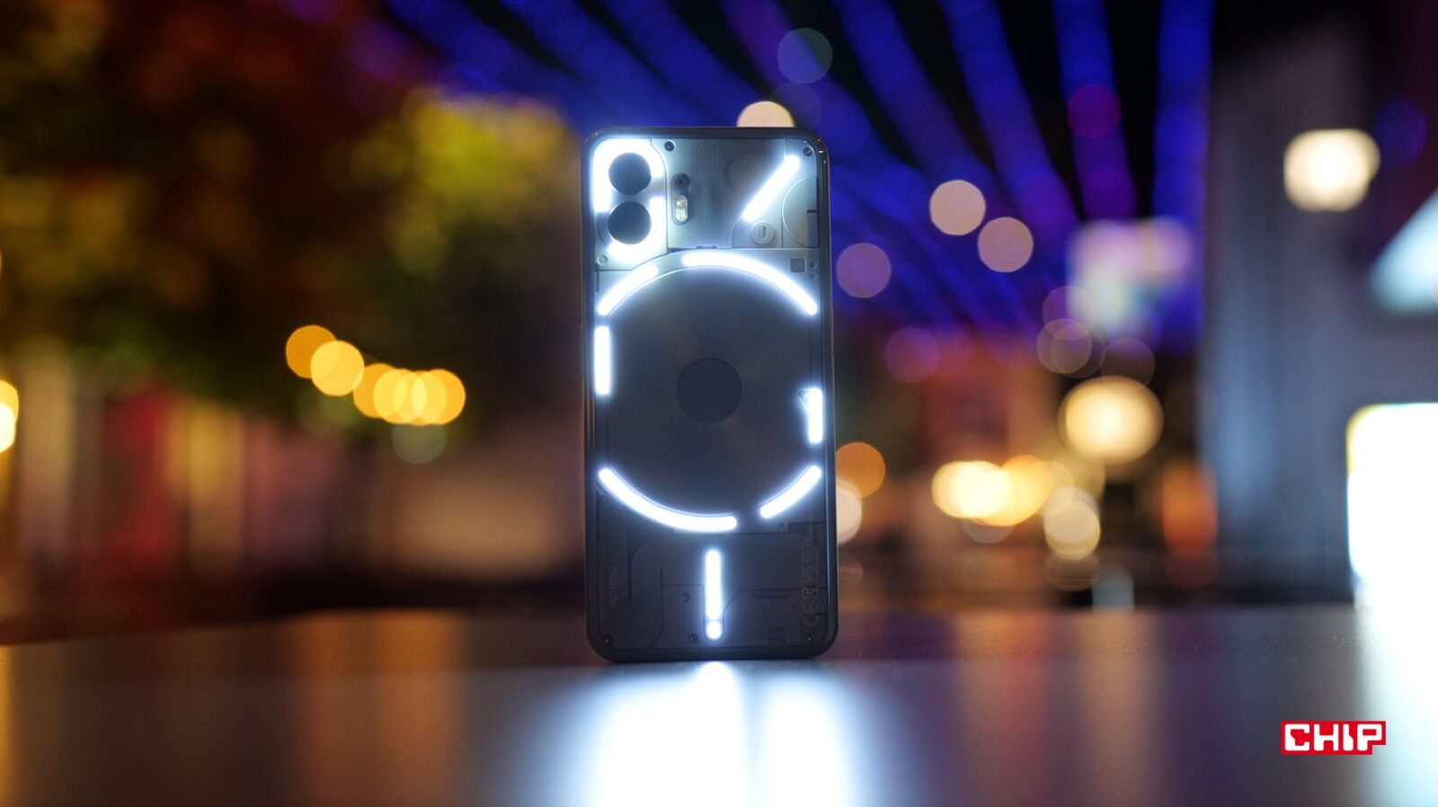Nothing Phone (2) - podświetlenie Glyph włączone