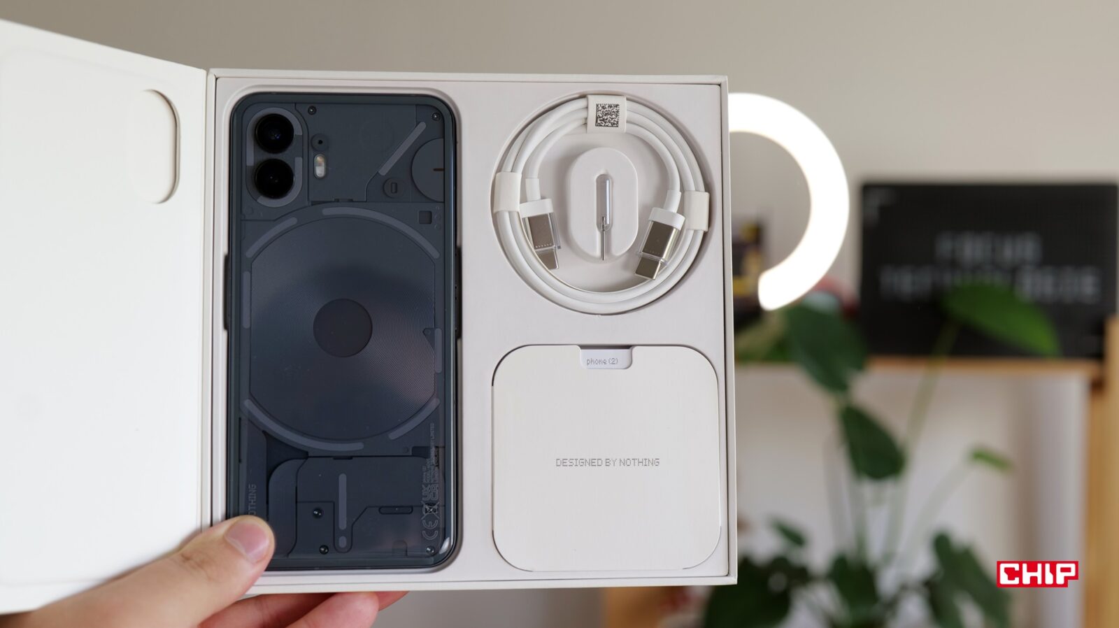 Pudełko sklepowe z Nothing Phone (2)