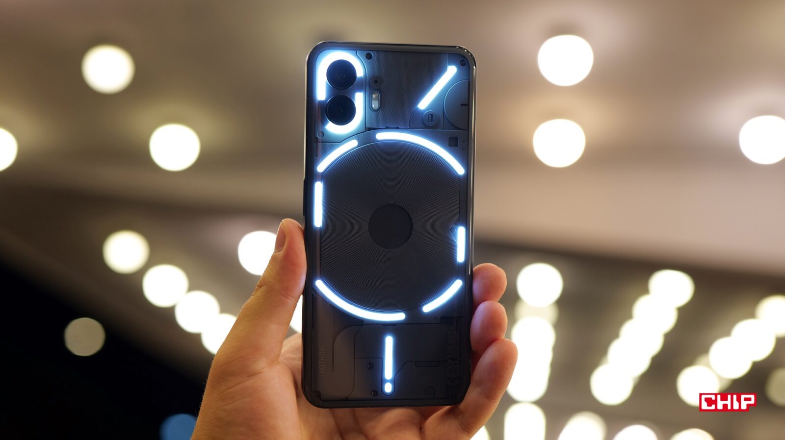 Nothing Phone (2) ze świecącym tyłem