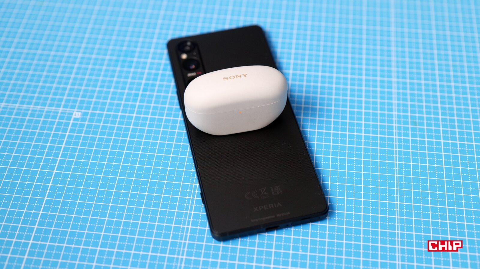 Sony WF-1000XM5 i ładowanie bezprzewodowe