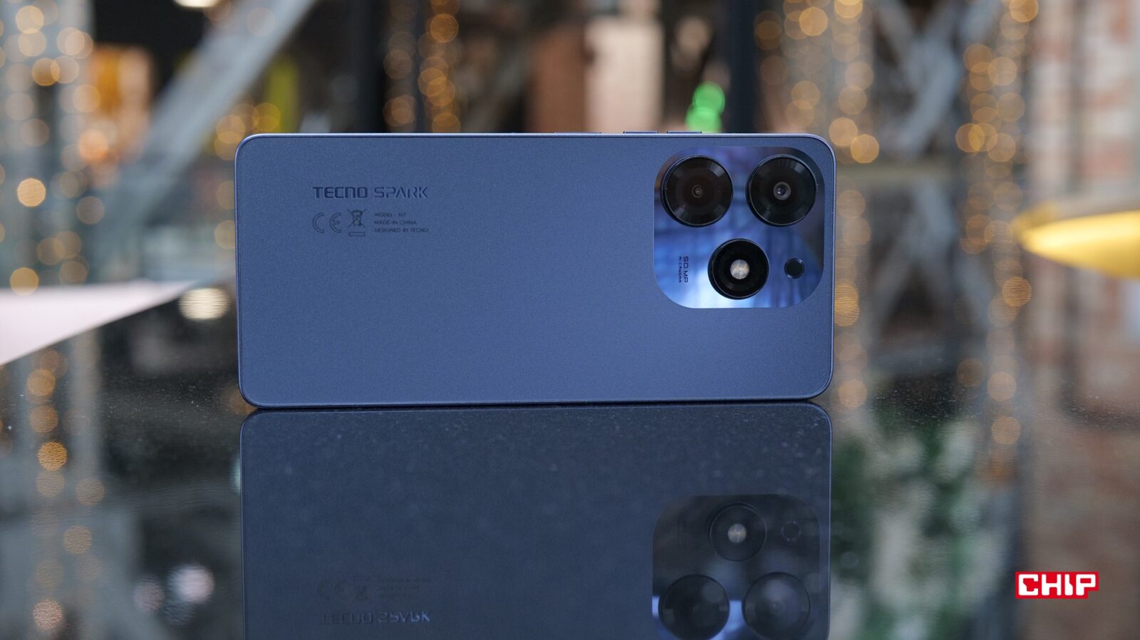 Tecno Spark 10 Pro postawiony na boku