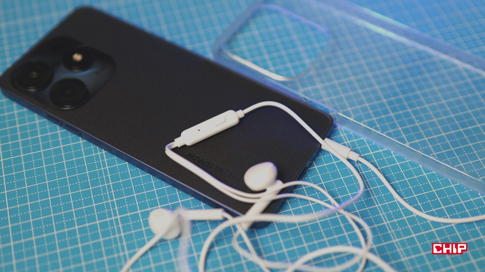 Słuchawki i etui dołączone do Tecno Spark 10 Pro