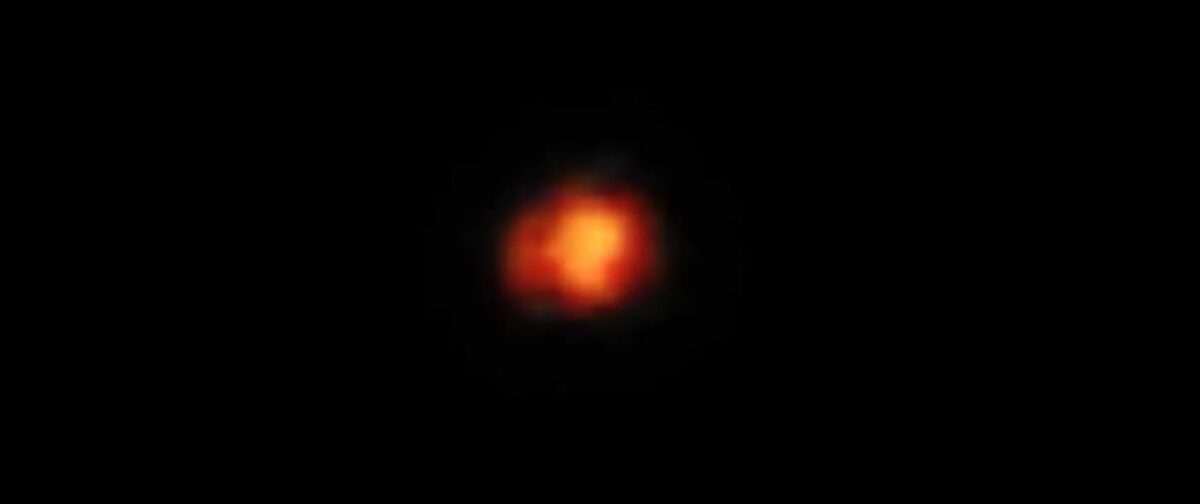 Z pozoru to tylko czerwona plama, ale astronomowie bardzo ucieszyli się na jej widok. Dlaczego?