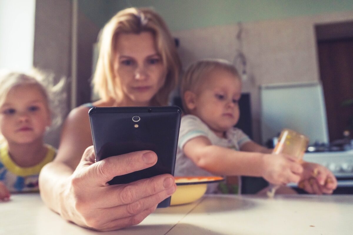 Kiedy pozwolić dziecku na smartfon? Rodzice myślą o początku szkoły, ale w Polsce edukacja cyfrowa leży