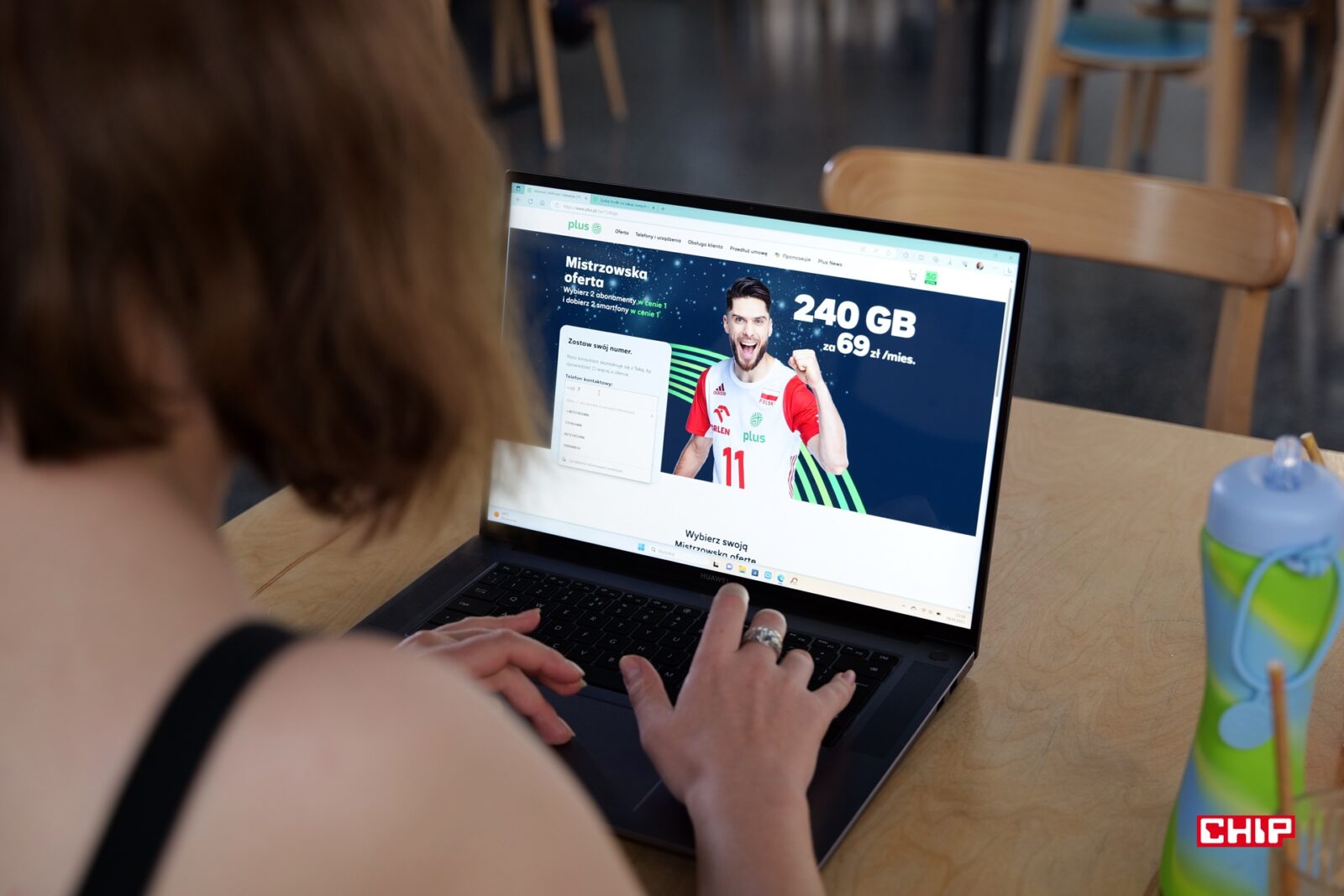 Dziewczyna patrzy na laptopa z Mistrzowską Ofertą Plusa