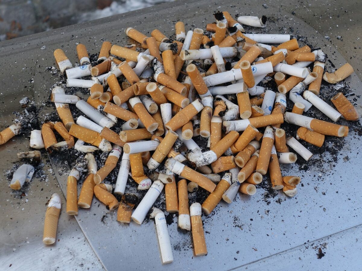 Na co Litwinom tyle niedopałków po papierosach? Zrobią z nich nowy diesel do aut