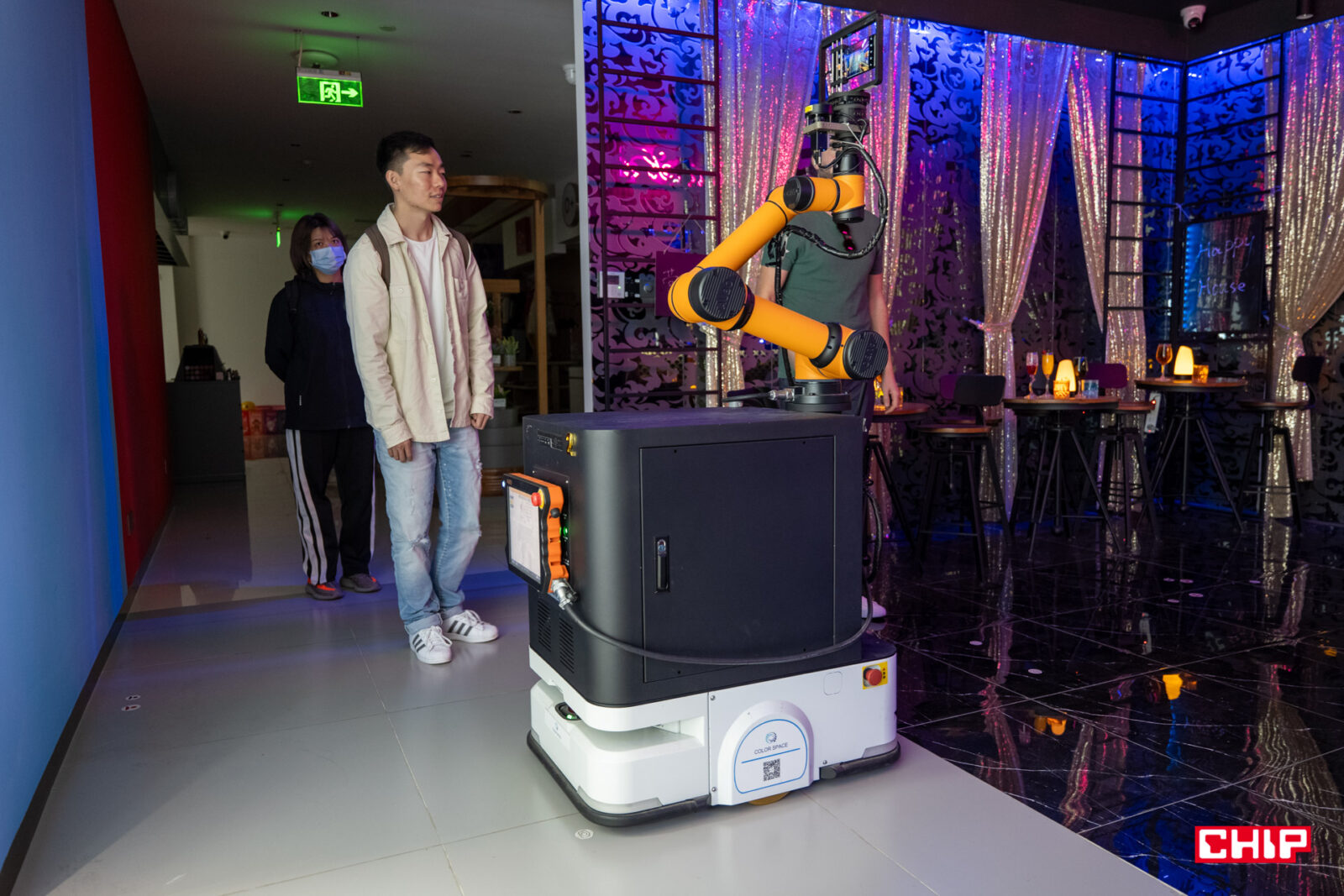 Robot OPPO w pełnej skali