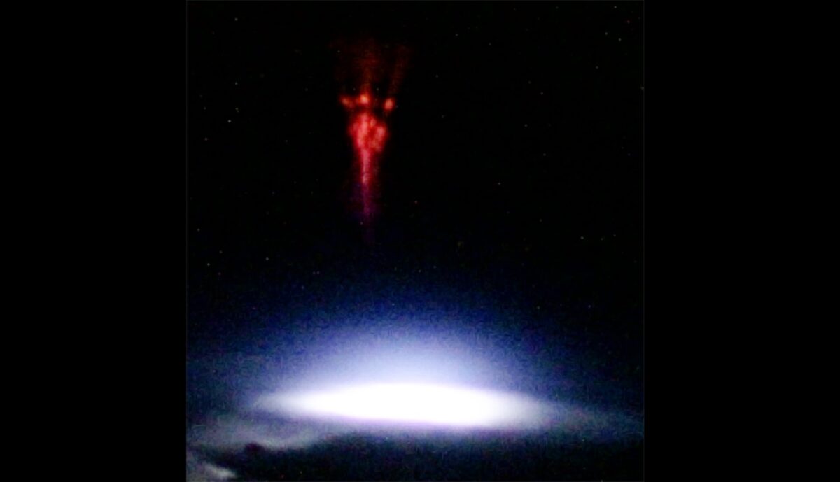 Czerwony obiekt uchwycony wysoko nad Ziemią. Co sfotografował astronauta przebywający na pokładzie ISS?