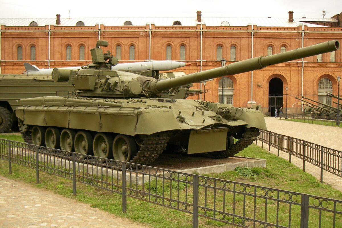 Rosyjski czołg T-80 nie miał szans. Obejrzyj, jak niszczy go ukraiński Bradley