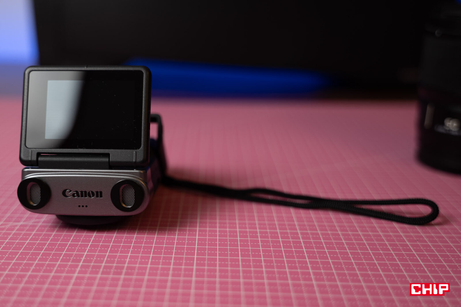 Canon PowerShot V10 po lewej stronie