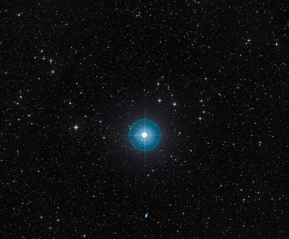 Okoliczna gwiazda ma nietypowy dysk. Nowe obserwacje wykazały jego zaskakującą cechę