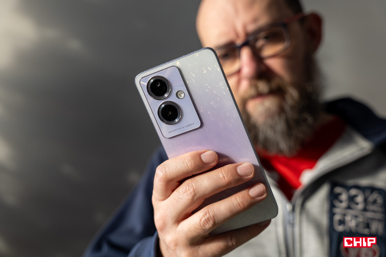 Oppo A79 5G w dłoni