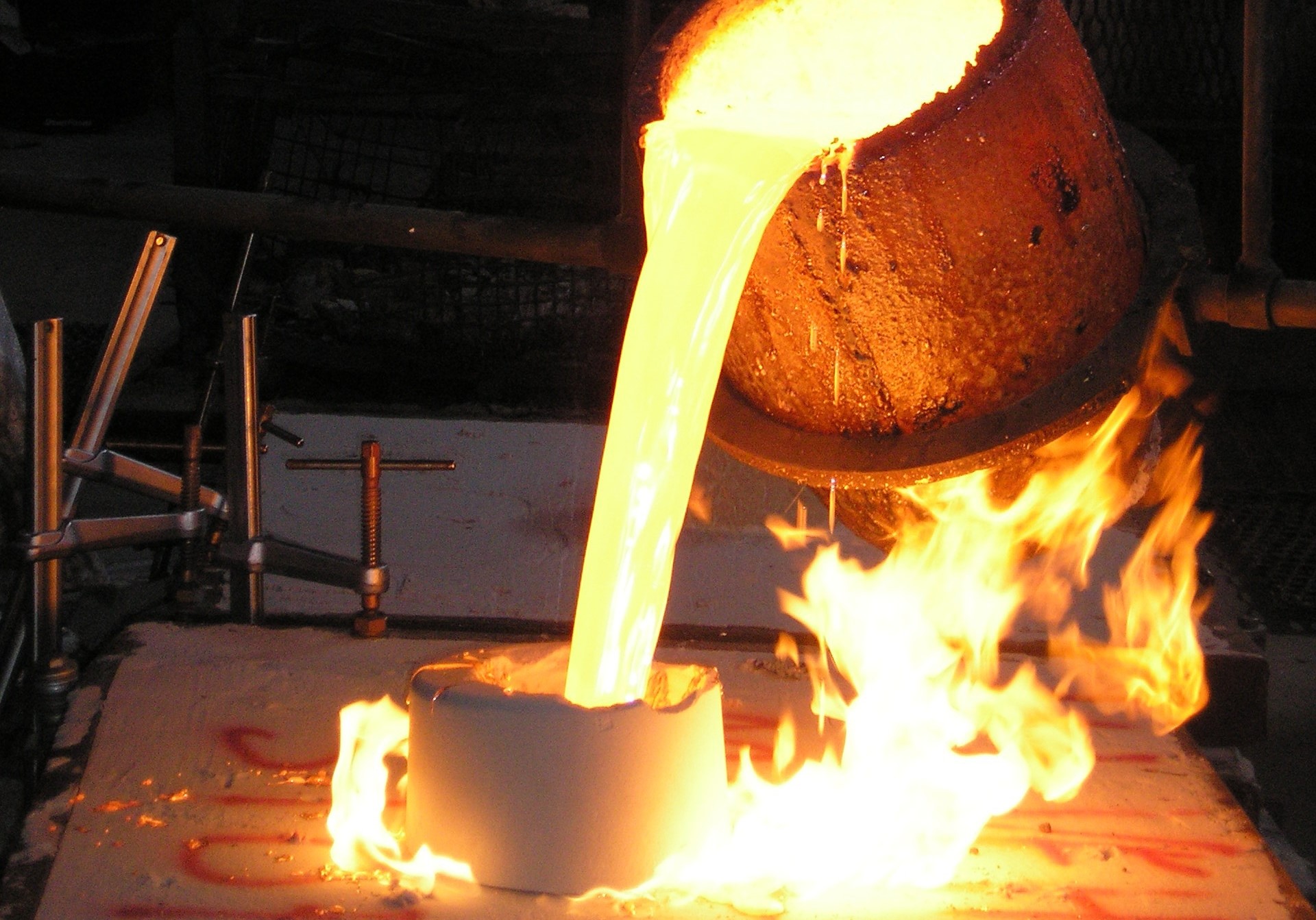 Расплав железа. Расплавленное железо. Плавка металла. Литье металлов. Плавка металла.