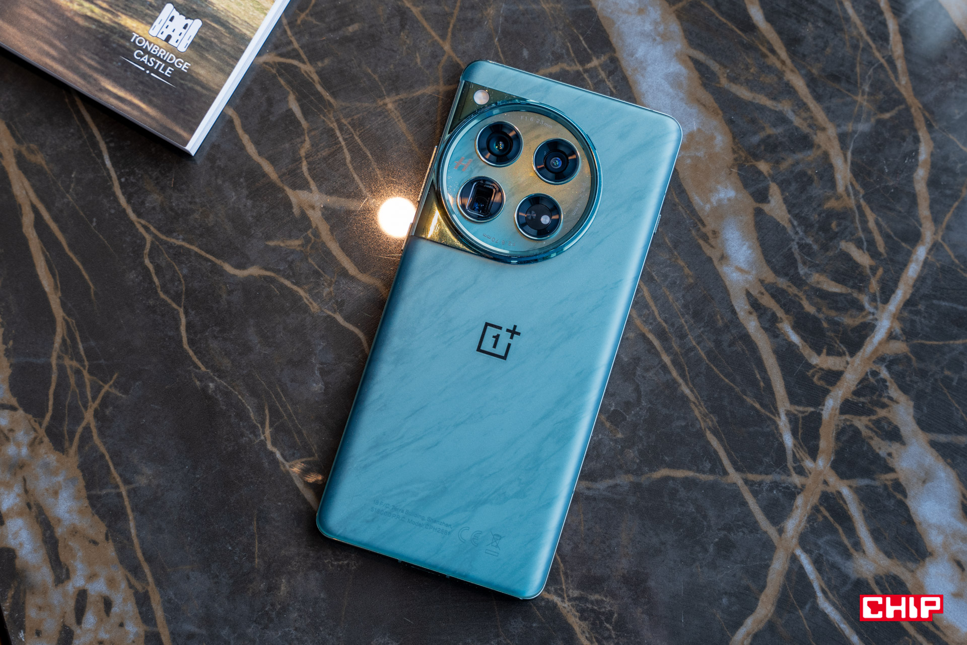 OnePlus 12 z sierpniową aktualizacją. Więcej bezpieczeństwa, nowe funkcje i poprawka irytującego błędu