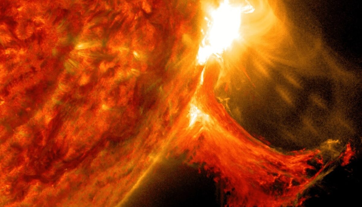 Silny rozbłysk na powierzchni Słońca. Sonda kosmiczna sfotografowała jasny błysk