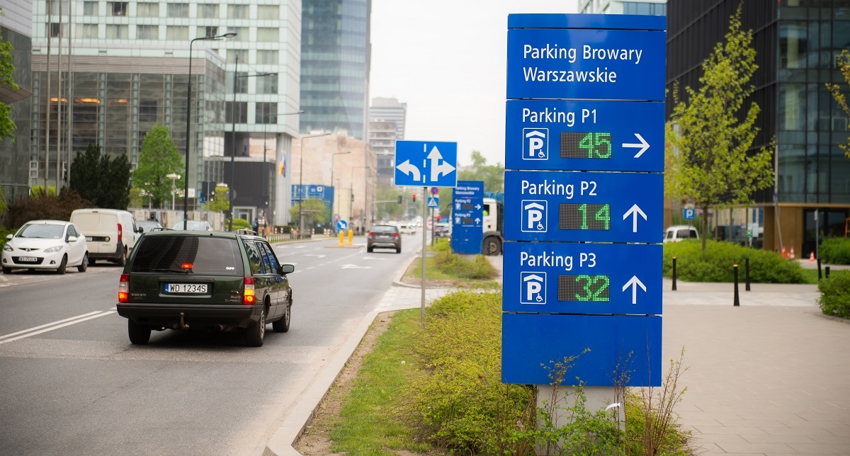 Parking w Warszawie? Podążaj za niebieską tablicą