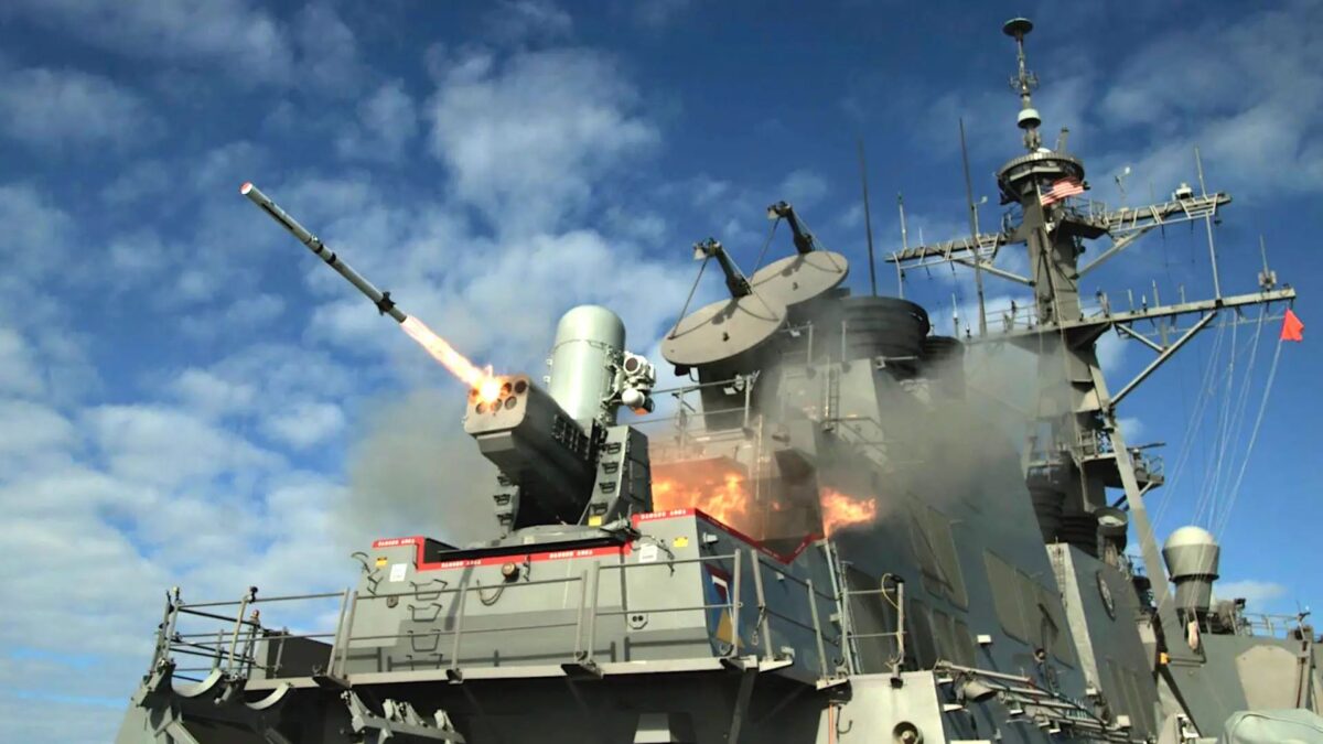Marynarka USA dozbraja samoloty i niszczyciele. Potężne systemy i pociski zwiększą ich obronę