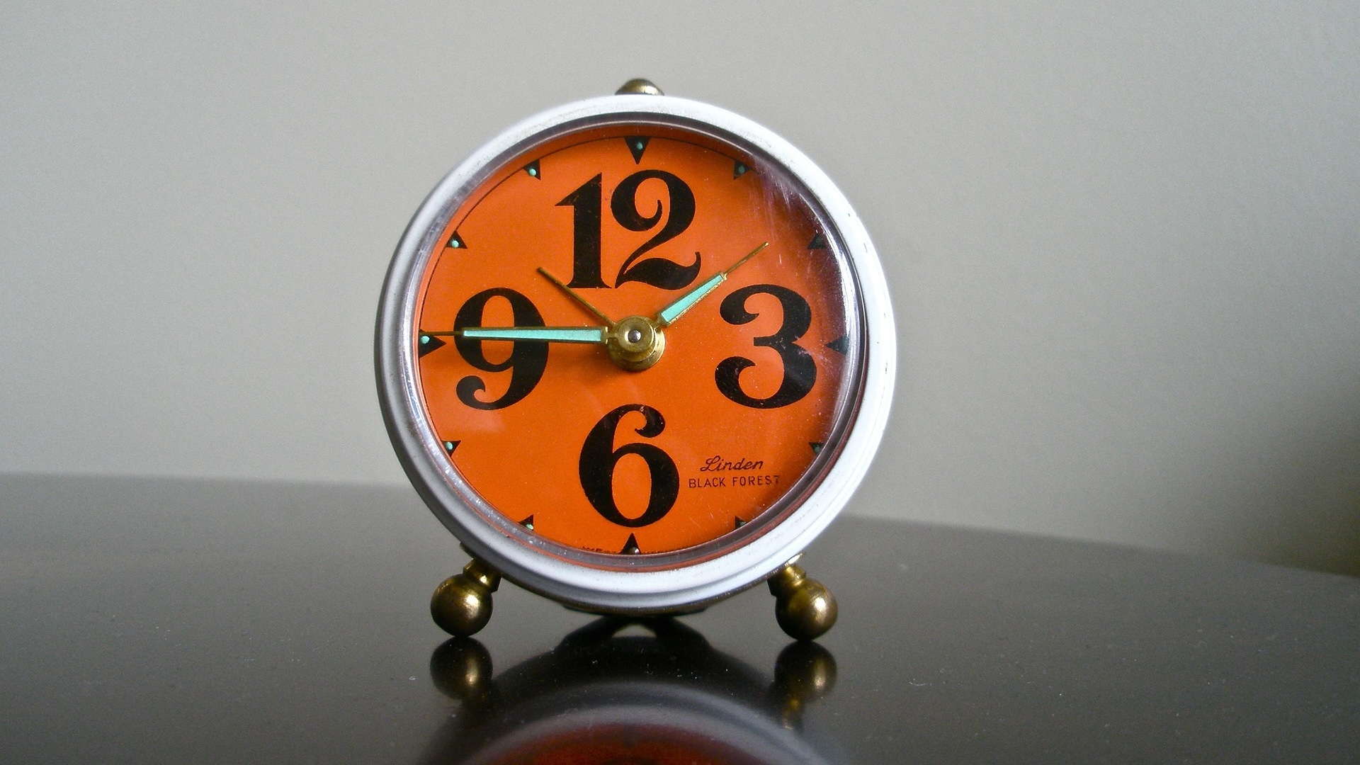 Einstein się mylił? Czas płynie inaczej niż myśleliśmy. Najnowsze badania kwantowe zaskakują nawet naukowców