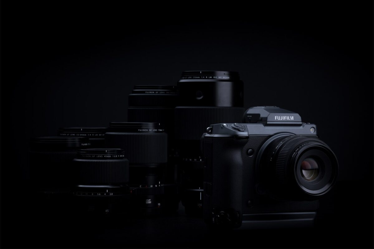 Fujifilm otworzył worek z nowościami – jest średni format dla mas GFX100S II, zgrabny X-T50 i dwa obiektywy