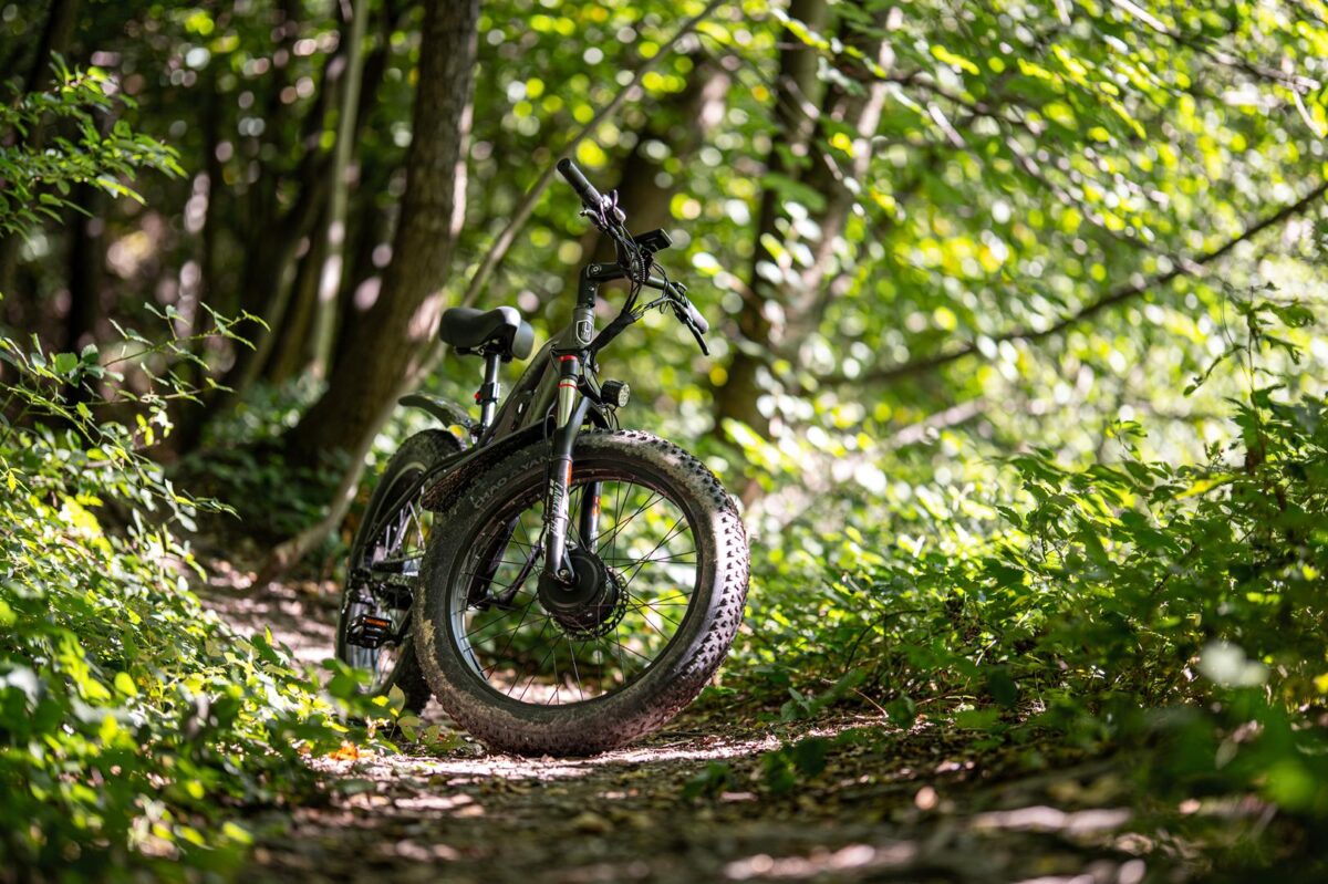 Test elektrycznego roweru Lankeleisi MG740 Plus, czyli jak wjechałem na górski szczyt i chłodziłem hamulce wodą