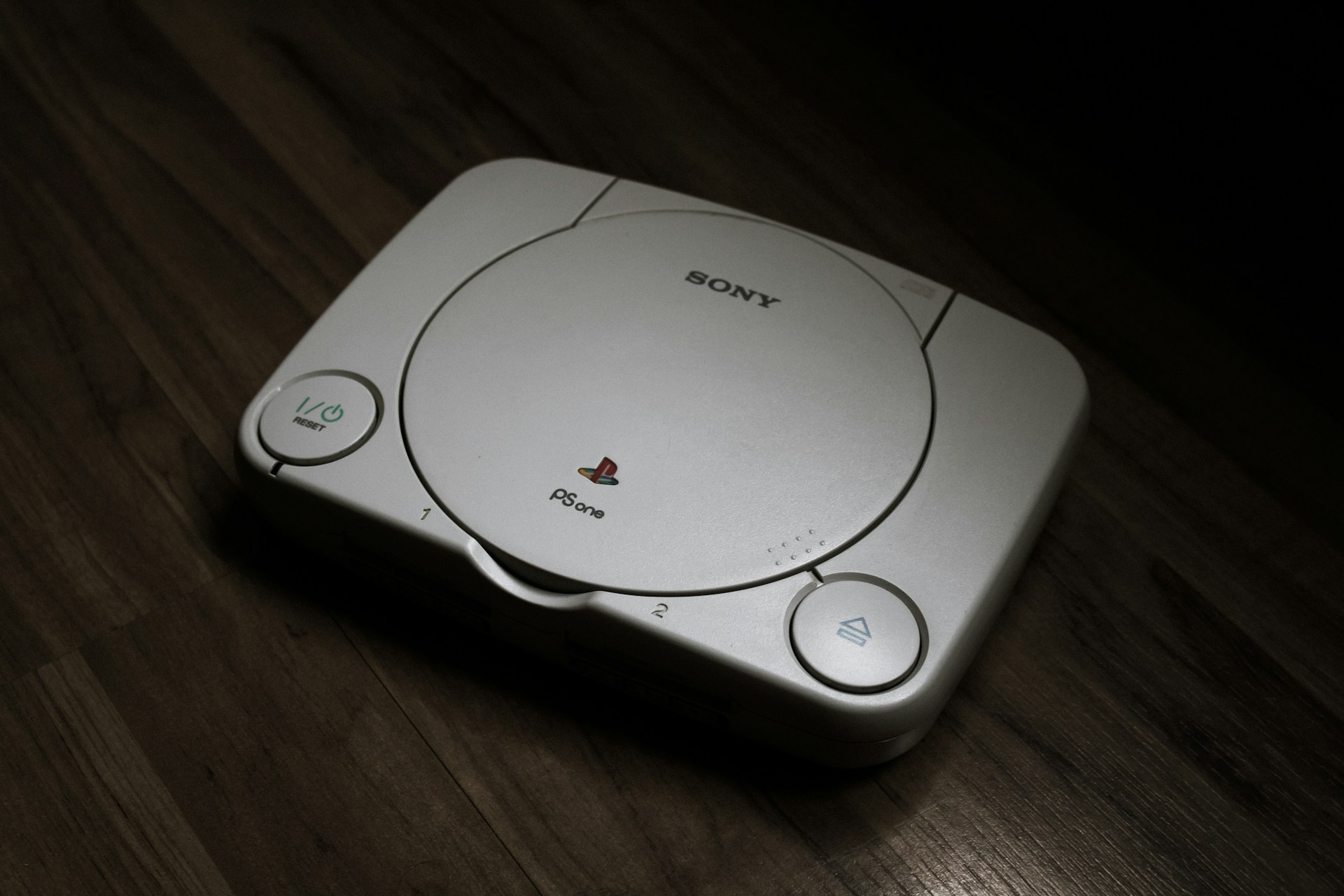 Pierwszy na świecie odtworzył płytę główną PlayStation 1. Historyczny moment dla retro gamingu