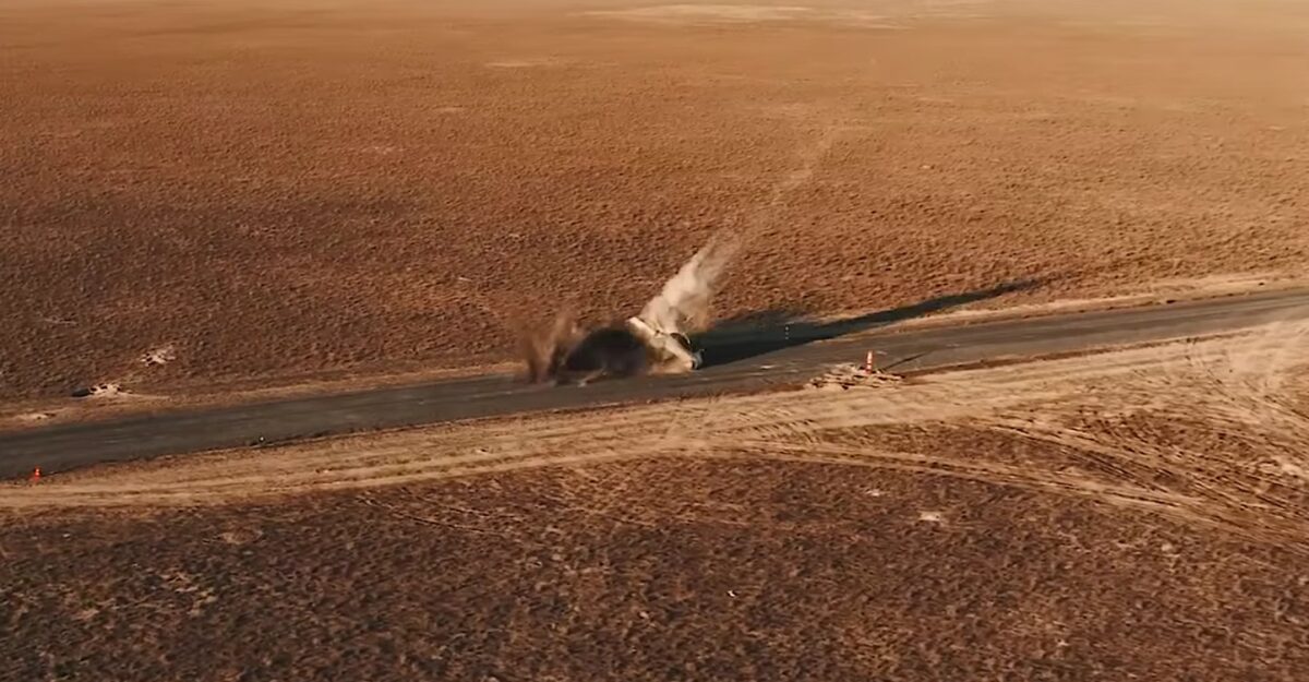 Pędził po drodze, aż trafiła go bomba. Kamery nagrały wszystko w szczegółach