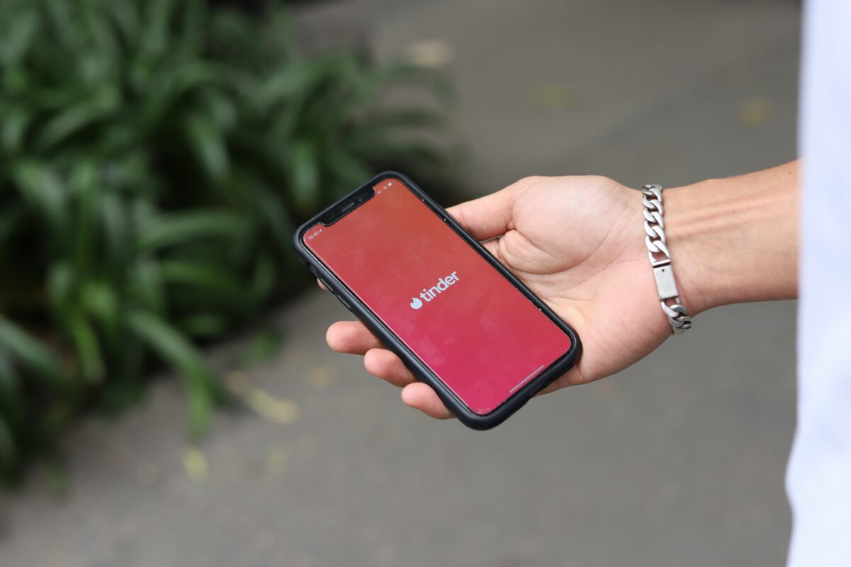 Swipnij w prawo w stronę miłości i bezpiecznych transakcji online z subskrypcją Tinder i kartą Neosurf