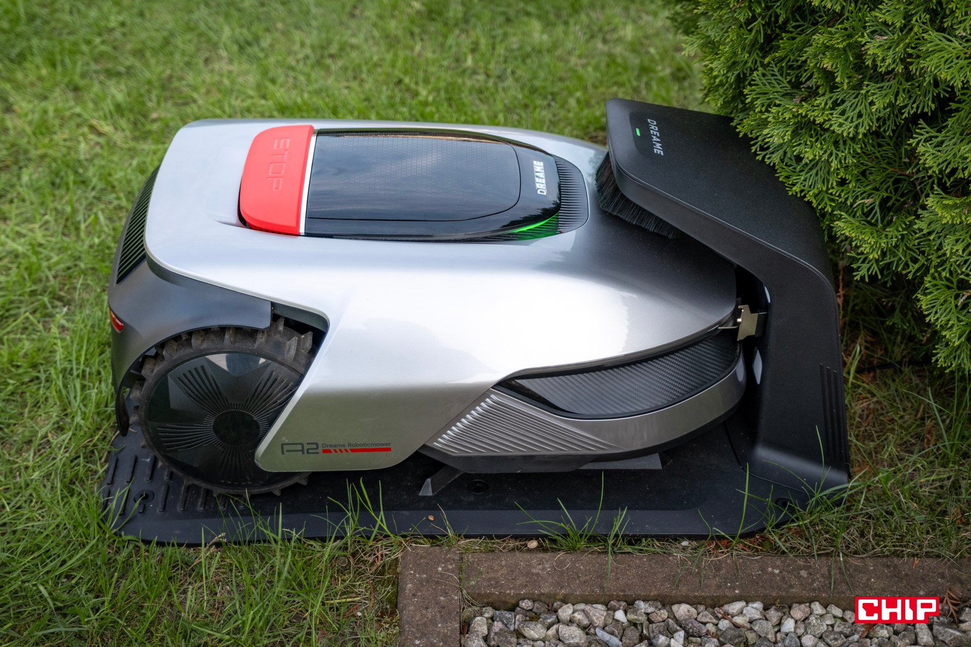Robot kosiarka z mechanicznym ramieniem to prawdziwy “showstopper” targów IFA 2025