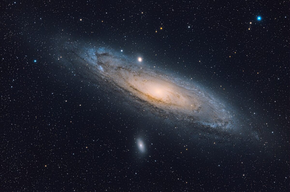 Dziwne ustawienie galaktyk zastanawia astronomów. Są skierowane w naszą stronę 