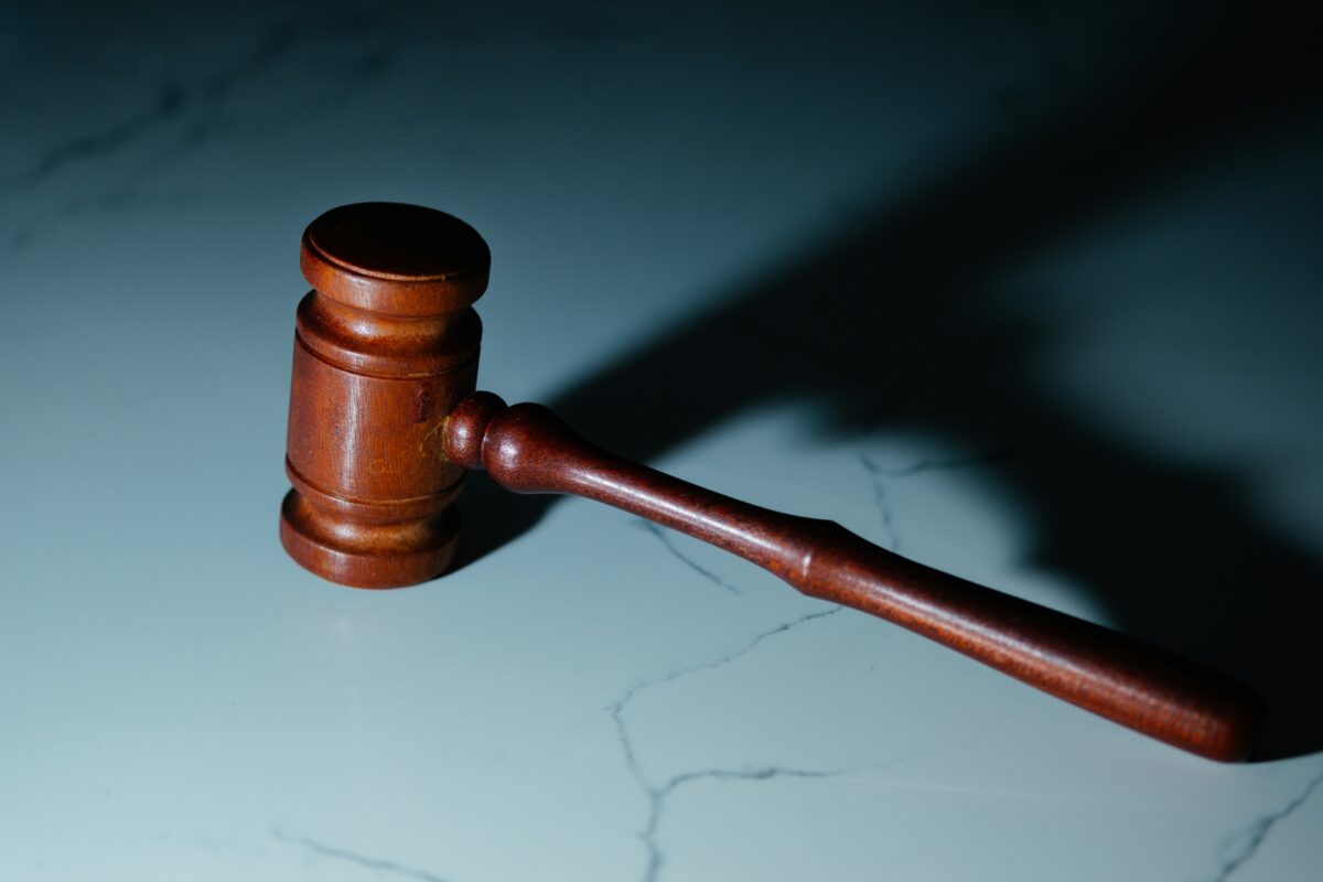 AI zaczyna wydawać wyroki w Polsce. Arbitrzy pracują 98% szybciej