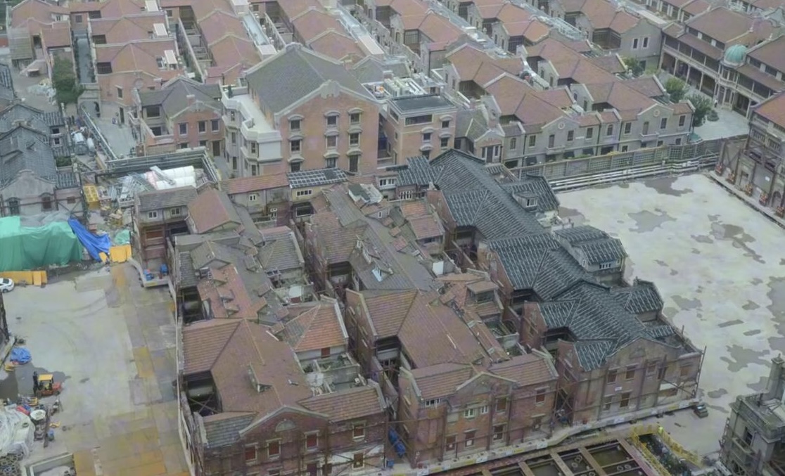 Roboty przenoszą 100-letnie budynki w centrum Szanghaju. Największa taka operacja w historii Chin