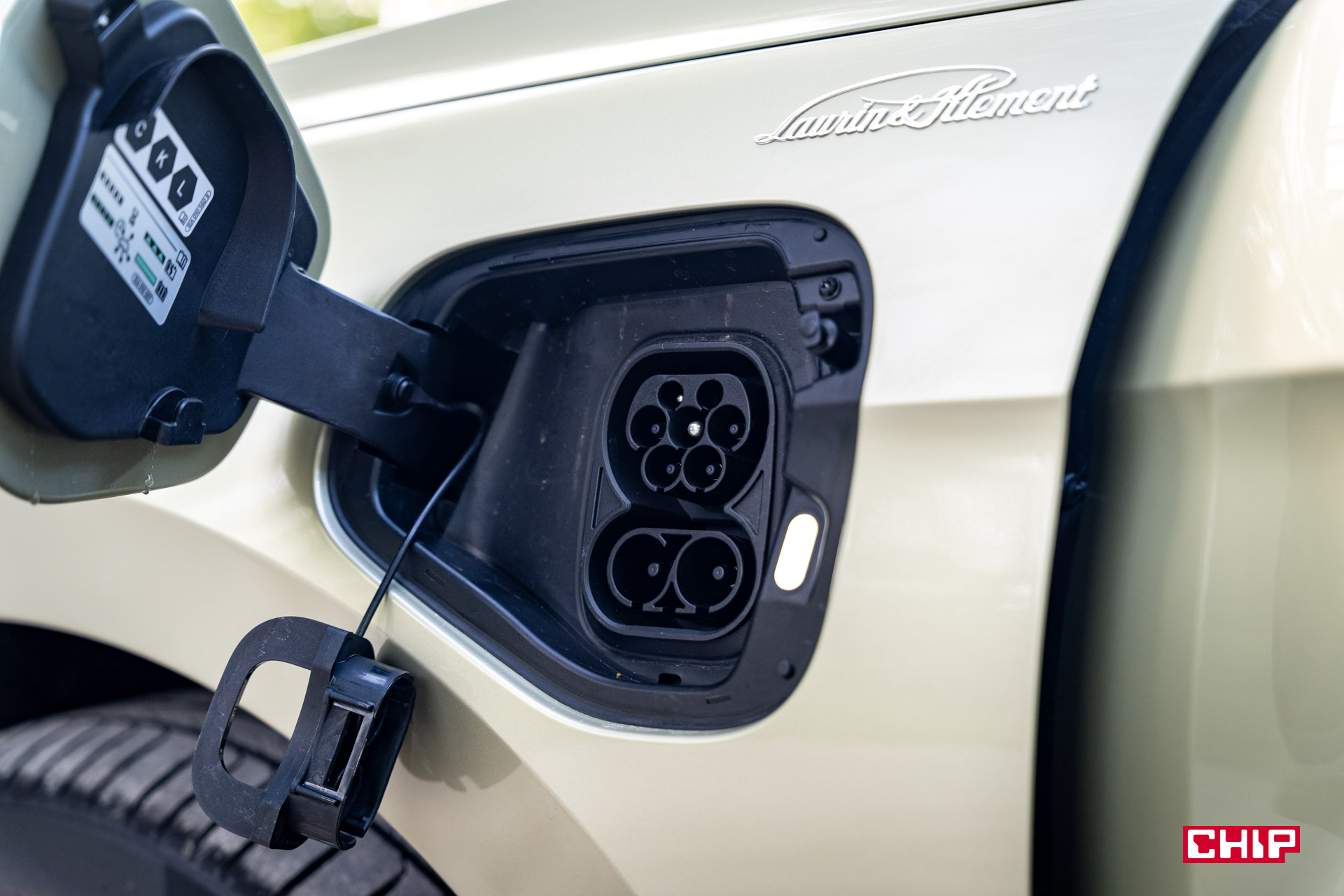 Ładowanie elektryków w blokach będzie prostsze. Ministerstwo skraca terminy, ale czy to wystarczy?