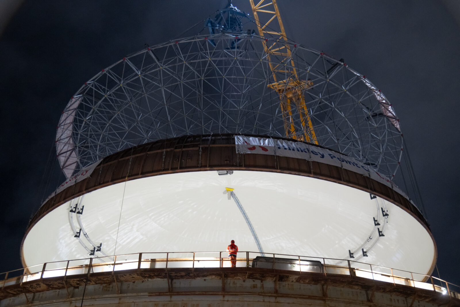 Big Carl w akcji. Gigantyczny dźwig zamyka dach reaktora w Hinkley Point C