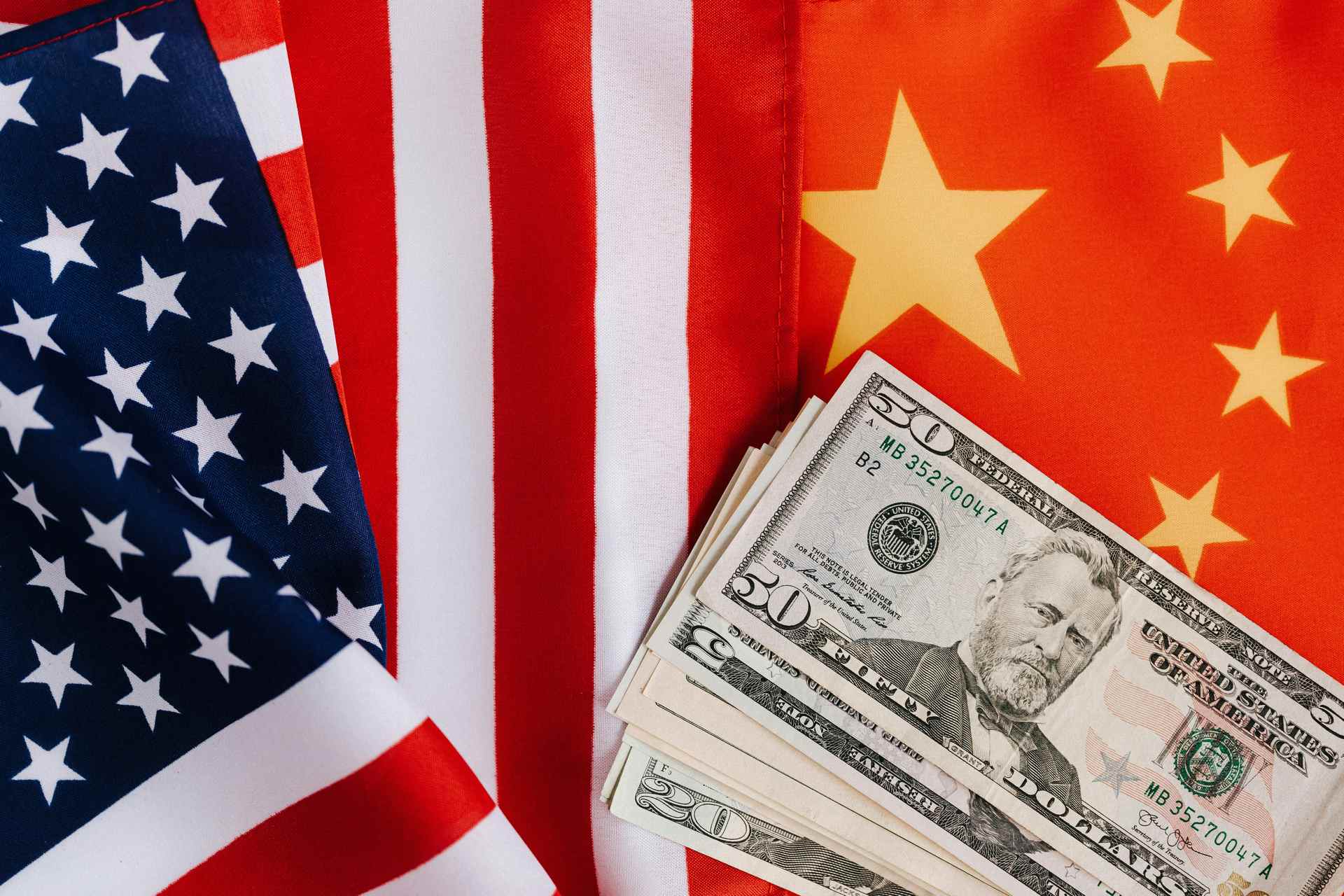 Nowa era w wojnie technologicznej: USA nakłada 15% „podatku” na Nvidię i AMD za sprzedaż chipów do Chin