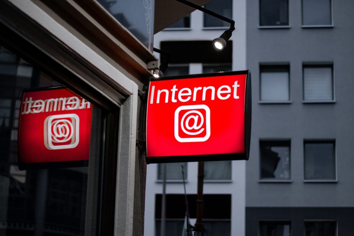 Cyfrowa archeologia. Dlaczego internet w 2025 roku działa na technologii sprzed 40 lat?