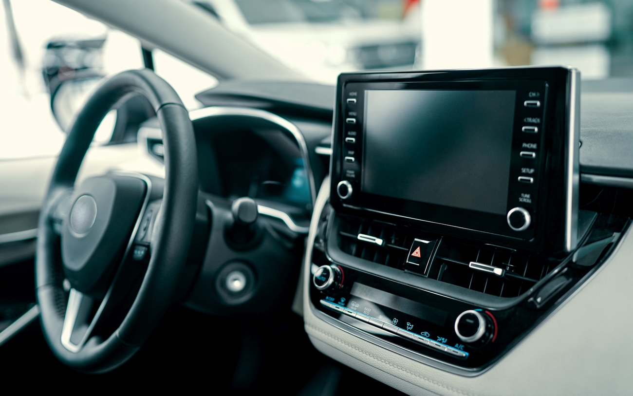 Nowoczesne oprogramowanie w aucie – co warto znać? Poradnik