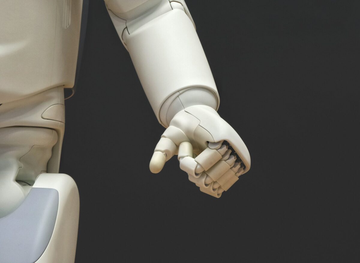 Koniec zmiażdżonych szklanek w robotycznych dłoniach. Naukowcy nauczyli roboty ludzkiego wyczucia