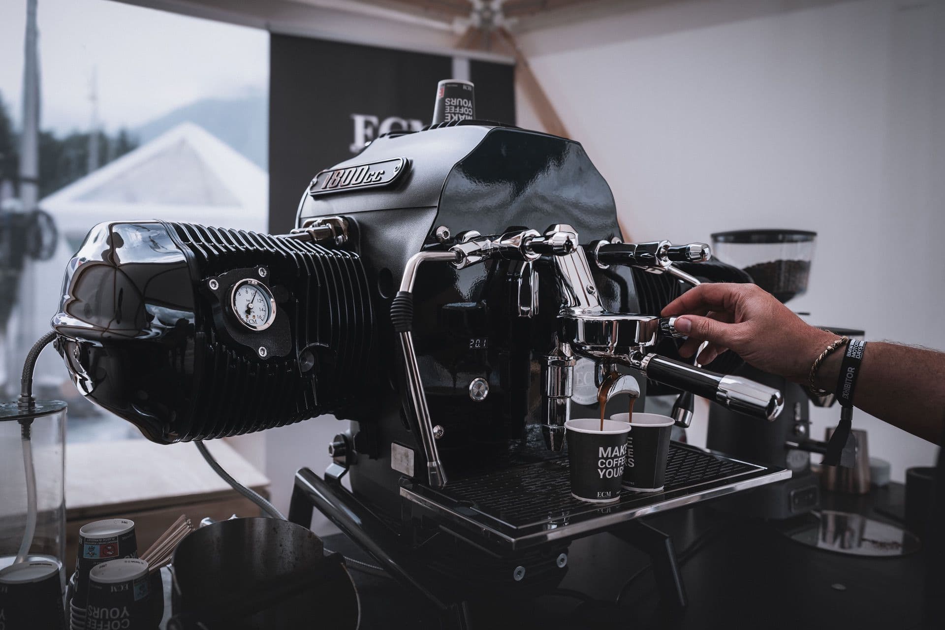 Piłeś kiedyś kawę prosto z silnika motocykla? Dla BMW nie ma rzeczy niemożliwych