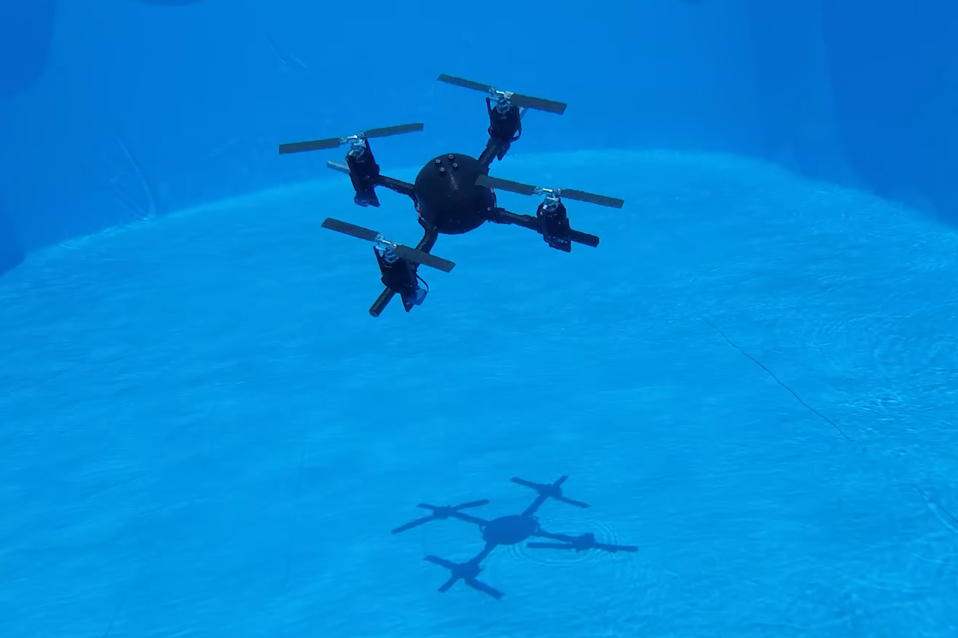 Latający podwodny dron to już rzeczywistość. Polscy studenci z Aalborgu zaskoczyli świat prostym, ale genialnym rozwiązaniem