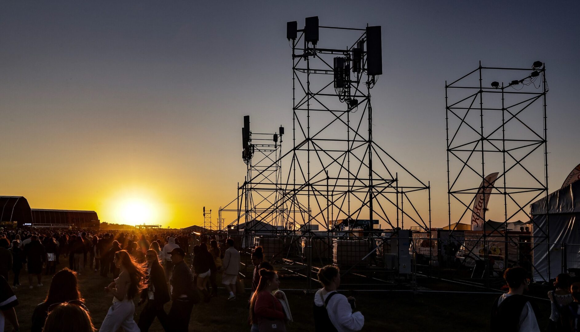 5G Orange bawiło na festiwalach, teraz ma nową misję. Pierwsze nadajniki 700 MHz już pracują