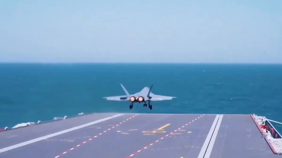 Historyczny moment dla chińskiej marynarki wojennej. Myśliwiec stealth pokonał grawitację w nowy sposób