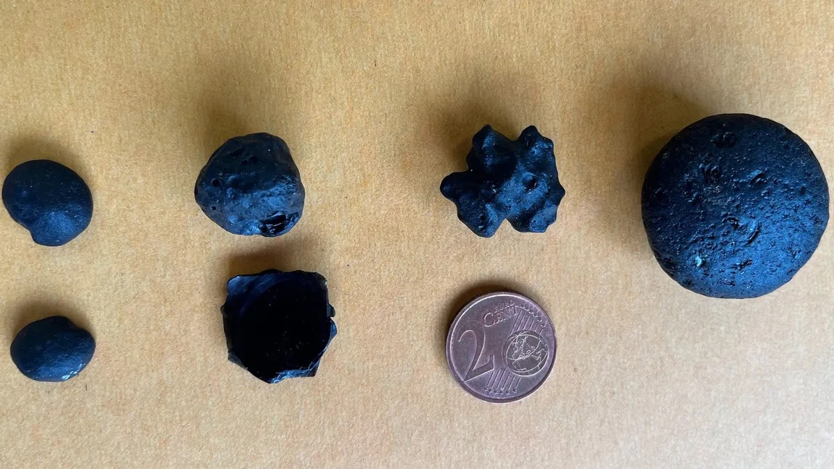 Znaleźli dziwne niebieskie szkło. Brakuje tylko krateru, w którym powstało