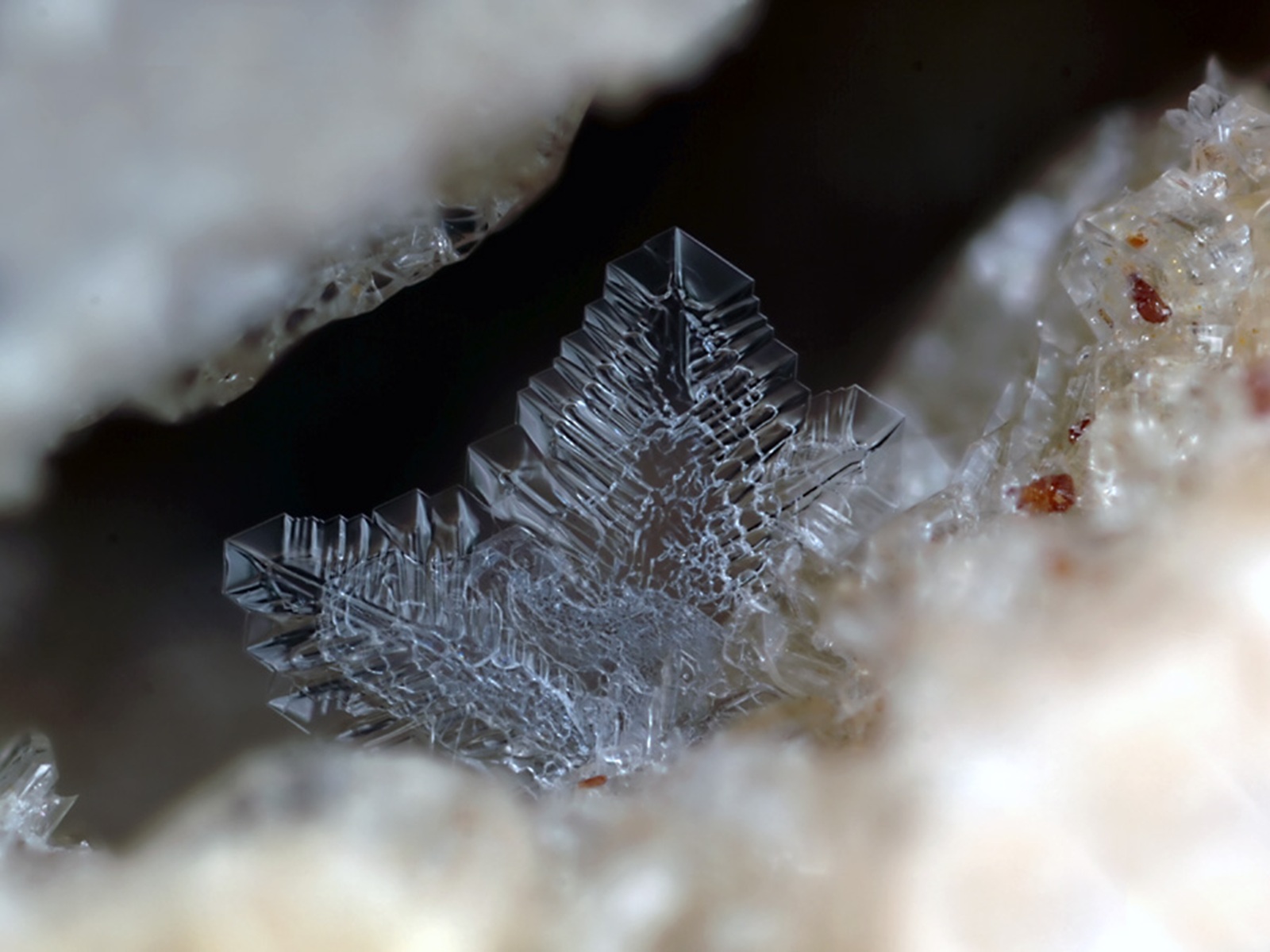 Pozaziemski minerał przewodzi ciepło w niezrozumiały sposób. Trydymit wymyka się prawom fizyki