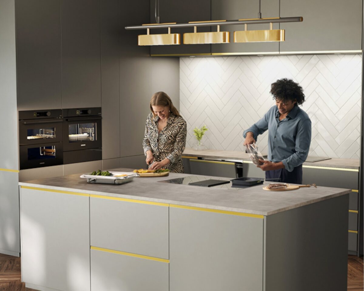 Smart kuchnia i realne oszczędzanie. Jak ekosystem Samsung porządkuje codzienność