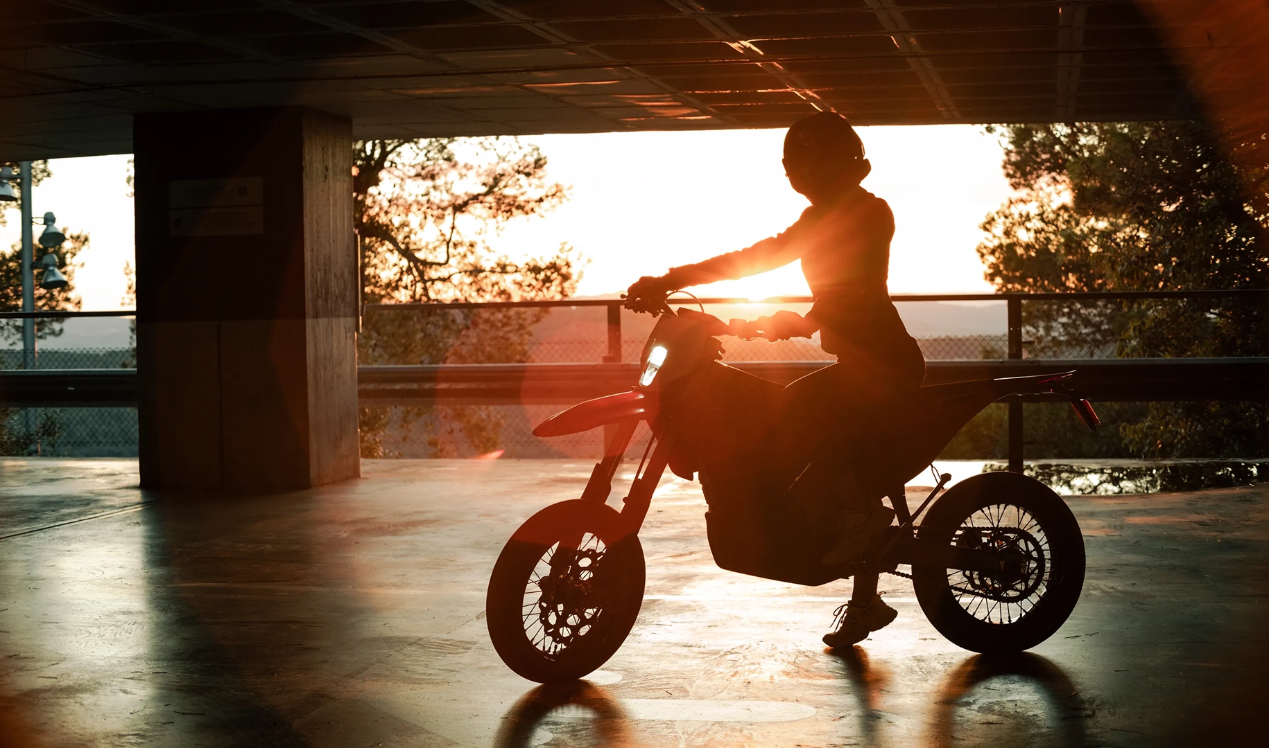 Stark Varg SM wywraca supermoto do góry nogami. Drugiego takiego motocykla nie ma na świecie